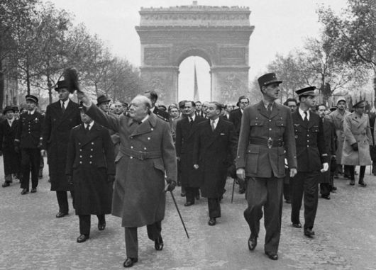 제2차 세계대전 당시 영국 등 연합국 군대가 나치 독일 점령 하의 프랑스 파리를 해방시킨 직후인 1944년 11월 윈스턴 처칠 영국 총리(앞줄 왼쪽)가 개선문 부근 샹젤리제 거리에서 환호하는 시민들에게 손을 흔들고 있다. 처칠 오른쪽에서 나란히 걷는 이는 프랑스 레지스탕스 지도자 샤를 드골 장군이다. 세계일보 자료사진