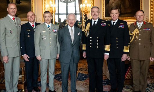 찰스 3세 영국 국왕이 24일(현지시간) 런던 교외 윈저궁에서 영국군 및 프랑스군 지휘부를 접견한 뒤 기념촬영을 하고 있다. 왼쪽 세 번쨰부터 티에리 부르크하르트 프랑스 국방참모총장, 찰스 3세, 토니 라다킨 영국 국방참모총장. 영국 왕실 SNS 캡처