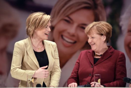 율리아 클뤼크너 독일 연방 하원의장 내정자(왼쪽)가 2016년 2월 당시 앙겔라 메르켈 총리와 함께한 모습. 메르켈 내각에서 농식품부 장관을 지낸 클뤼크너는 한때 ‘메르켈의 후계자’로 불렸다. 게티이미지 제공