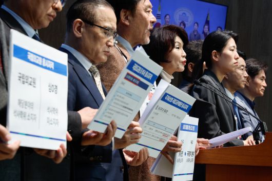 더불어민주당 의원들이 27일 국회 소통관에서 심우정 검찰총장의 딸 국립외교원 특혜채용 의혹을 제기하며 기자회견을 하고 있다. 뉴스1