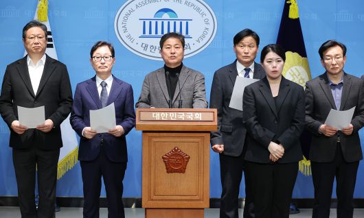 더불어민주당 전정권정치탄압대책위원회 의원들이 31일 서울 여의도 국회 소통관에서 검찰이 뇌물수수 의혹으로 문재인 전 대통령에게 소환 조사를 통보한 것과 관련해 기자회견을 하고 있다. 뉴스1