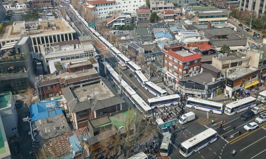 차벽으로 둘러싼 헌재 한 달 넘게 온 국민이 관심을 기울인 윤석열 대통령 탄핵심판 선고일이 4일로 정해졌다. 지난해 말부터 극단적으로 대립해 온 탄핵 찬성과 반대 진영은 이제 헌재 결정이 어느 쪽으로 나오더라도 받아들이는 시민의식을 발휘해야 한다는 목소리가 높다. 1일 경찰 경비가 더욱 삼엄해진 서울 종로구 헌법재판소 인근 모습이 긴장감을 준다. 최상수 기자