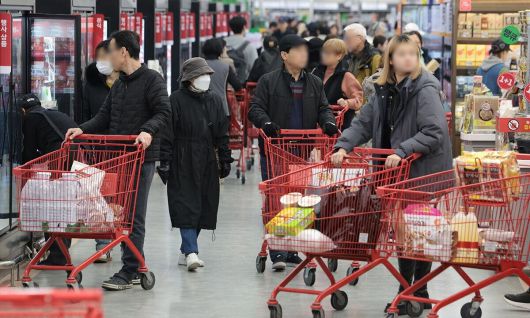 서울 시내의 한 마트에서 시민들이 장을 보고 있다. 연합뉴스