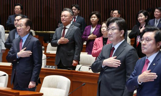 권영세(앞줄 왼쪽부터) 국민의힘 비대위원장과 권성동 원내대표 등 당 소속 의원들이 2일 오전 서울 여의도 국회에서 열린 의원총회에서 국기에 대한 경례를 하고 있다. 뉴시스