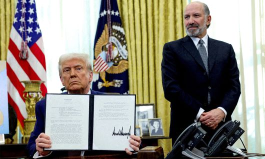 도널드 트럼프(왼쪽) 미국 대통령이 지난 2월 13일(현지시) 워싱턴 백악관 집무실에서 상호 관세 부과 방침 관련 대통령 각서에 서명한 뒤 해당 각서를 들어 보이고 있다. 트럼프 대통령 오른쪽은 하워드 러트닉 상무장관 후보자. 로이터연합뉴스