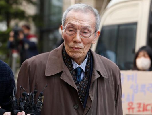 강제추행 혐의로 기소된 배우 오영수가 지난해 3월 15일 경기 성남시 수원지법 성남지원에서 열린 1심 선고공판에 출석하고 있다. 뉴스1