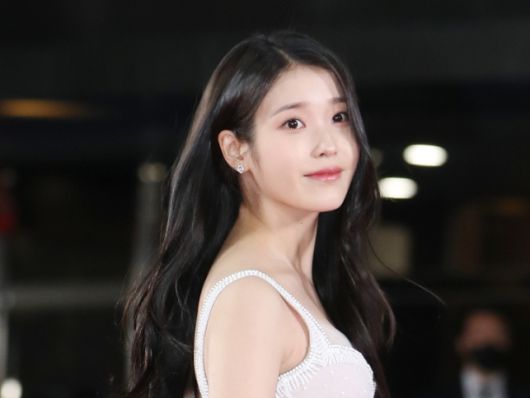 아이유가 자신을 둘러싼 정치적 논란에 대한 심경을 밝혔다. 뉴스1