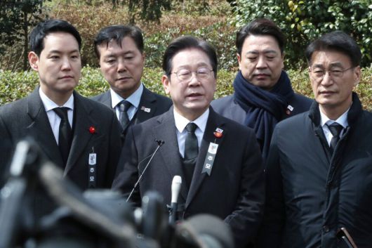 이재명 더불어민주당 대표가 3일 오전 제주시 봉개동 제주4·3평화공원에서 열린 제77주년 제주4·3 추념식 참배 후 취재진의 질문에 답변하고 있다. 제주도사진기자회