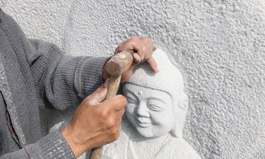 충남무형유산 보령석장 고석산 석장이 보령시 웅천읍 작업장에서 마애삼존불을 조성(불상 조각)하고 있다.