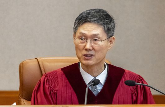 문형배 헌법재판소장 권한대행이 4일 서울 종로구 헌법재판소 대심판정에서 윤석열 대통령 탄핵심판 인용 결정문을 낭독하고 있다.   사진공동취재단