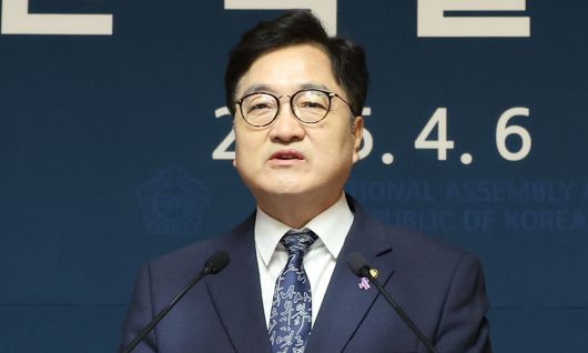 우 의장, 개헌 관련 기자회견 우원식 국회의장이 6일 서울 여의도 국회 사랑재에서 개헌 관련 기자회견을 하고 있다. 우 의장은 이날 대통령 선거와 동시에 개헌 국민투표를 시행할 것을 제안했다.   허정호 선임기자