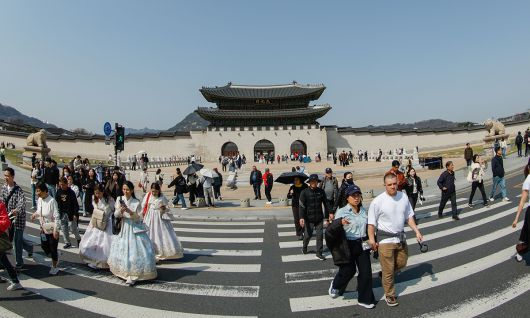 윤석열 전 대통령에 대한 파면 선고 이틀 후인 6일 서울 종로구 광화문 앞 천막 농성장이 치워진 가운데 관광객과 시민들이 산책을 하고 있다. /2025.04.06 최상수 기자