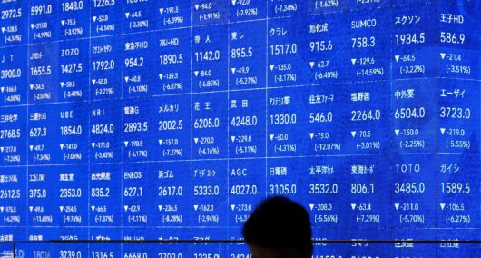 7일 도쿄 증권거래소의 니케이 225 지수를 보여주는 전광판이 하락을 뜻하는 파란색으로 가득하다. AFP연합뉴스