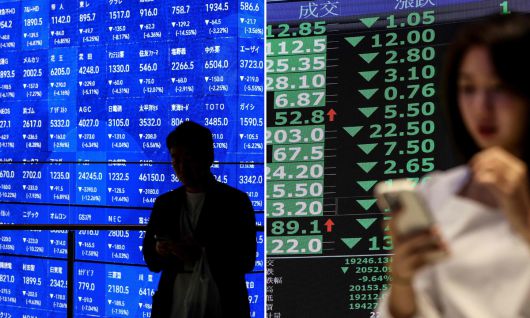 亞 증시 동반 급락 7일 일본 도쿄증권거래소의 닛케이225지수를 구성하는 대표 종목들이 표시된 전광판에 온통 하락을 의미하는 파란불이 켜져 있다. 오른쪽 사진은 같은 날 하락이 줄지어 표시돼 있는 타이베이 대만증권거래소의 전광판. 도쿄·타이베이=AFP연합뉴스