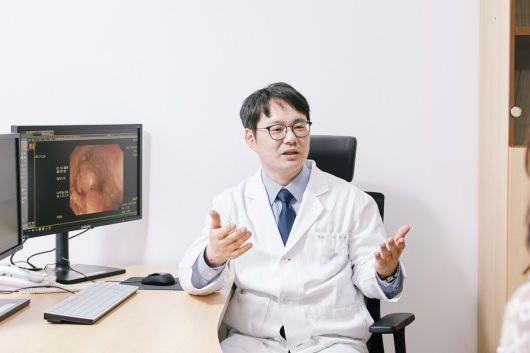 이창균 경희대병원 소화기내과 교수는 “염증성 장질환은 주로 젊은층에서 발병하는데 나이가 어리다 보니 치료에 소홀한 경우가 있다”며 “질병 방치로 호전과 악화를 반복하면 8∼10년 지나 대장암 발병률이 올라간다”고 경고했다. 그는 “염증성 장질환은 발병 초기부터 꾸준한 치료로 염증을 조절하는 것이 중요하다”고 했다.    경희대병원 제공