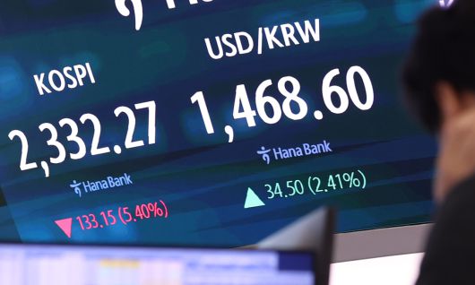 코스피 지수가 장중 2400대 아래로 떨어진 7일 서울 중구 하나은행 본점 딜링룸에서 직원들이 업무를 보고 있다. 코스피가 장중 2400대 아래로 떨어진 건 지난 1월 2일 이후 처음이다. 뉴스1