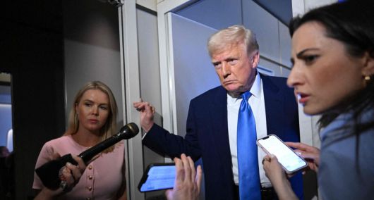 도널드 트럼프 미국 대통령이 6일(현지시간) 앤드류스 합동기지로 향하는 대통령 전용기 '에어포스원'에서 기자들의 질문을 듣고 있다. AFP연합뉴스