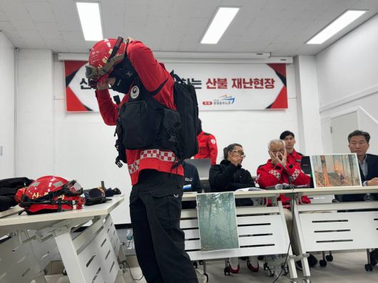3일 서울 종로구 한글회관에서 열린 ‘산불진화대원이 말하는 산불재난현장’ 기자회견에서 산불진화대원이 사용 중인 현장 장비를 소개하고 있다. 공공운수노조 제공