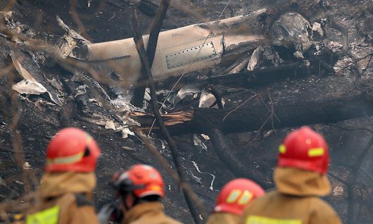 지난 3월 26일 경북 의성군 신평면 교안리 산불 현장에서 소화수를 담던 헬기가 추락해 소방 대원들이 현장을 수습하고 있다. 뉴스1