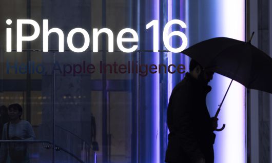 지난 7일(현지시간) 미국 뉴욕의 한 애플스토어 앞으로 우산을 쓴 시민이 지나가고 있다. AP연합뉴스