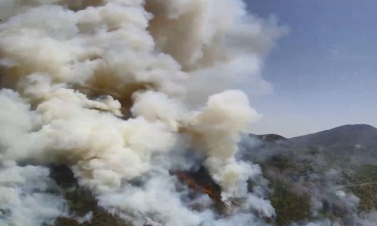 지난 7일 경남 하동군 옥종면 회신리 한 야산에서 산불이 발생해 연기가 피어오르고 있다. 산림청 제공