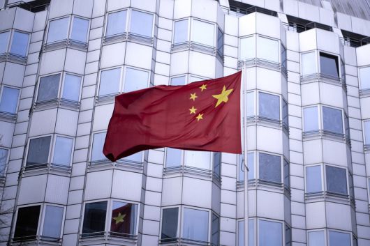 중국의 국기인 오성홍기가 바람에 펄럭이고 있다. AP연합뉴스