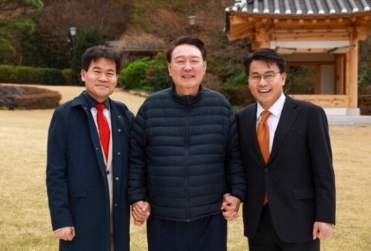 윤석열 전 대통령이 지난 9일 서울 용산구 한남동 관저에서 한국사 강사 전한길씨(왼쪽)와 국민의힘 윤상현 의원과 만나고 있다. 전한길뉴스 제공