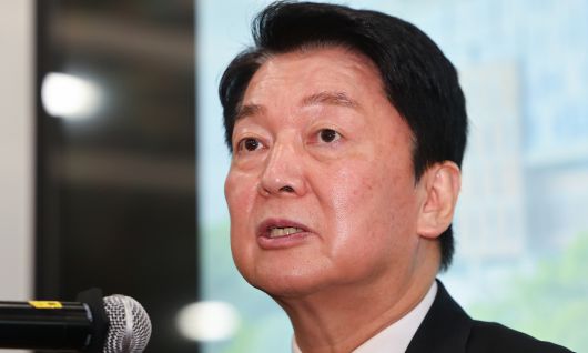 국민의힘 안철수 의원이 9일 서울 성북구 고려대학교 의과대학 본관에서 열린 의대생·전공의 의료정책 간담회에서 발언하고 있다. 연합뉴스