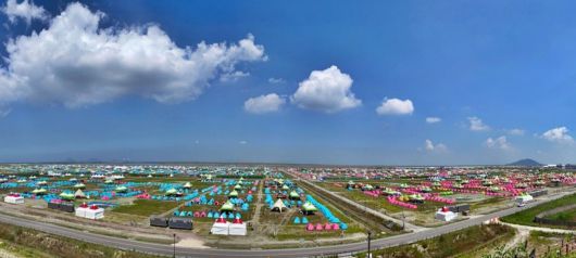 제25회 새만금 세계스카우트잼버리 야영지에 세계 각국 청소년들이 설치한 형형색색의 텐트가 빼곡히 들어차 있다. 부안=김동욱 기자