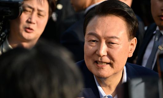 윤석열 전 대통령이 11일 서울 용산구 한남동 관저에서 나와 서초동 사저로 향하기 전 지지자들과 인사하고 있다. 공동취재