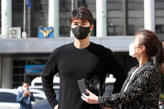 초등학교 시절 성폭력 가해 의혹을 받은 축구선수 기성용이 2021년 3월31일 고소인 조사를 받기 위해 서울 서초구 서초경찰서로 출석하고 있다. 뉴스1