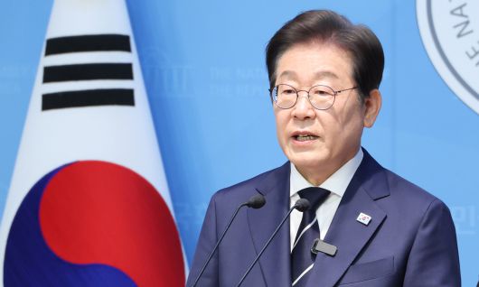 제21대 대통령선거에 출마를 선언한 이재명 더불어민주당 전 대표가 11일 서울 여의도 국회 소통관에서 기자회견을 열고 비전 및 캠프 인선을 발표하고 있다. 뉴스1