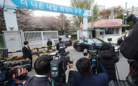 지난 9일 보석으로 풀려난 명태균씨가 탑승한 것으로 추정되는 차량이 경남 창원시 마산회원구 창원교도소에서 밖으로 나서고 있다. 연합뉴스