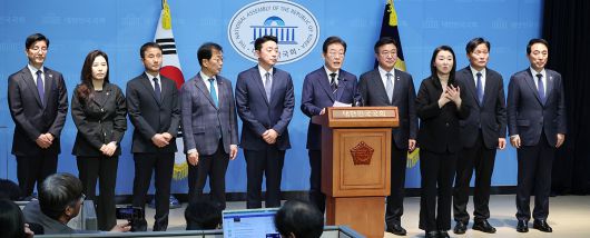 더불어민주당 대선 경선에 출마한 이재명 예비후보가 11일 서울 여의도 국회 소통관에서 집권 청사진 등을 소개하는 '비전 선포식 및 캠프 일정 발표'를 하고 있다. 왼쪽부터 이해식 비서실장, 강유정 대변인, 한병도 종합상황실장, 윤후덕 정책본부장, 강훈식 총괄본부장, 이재명 예비후보, 윤호중 선대위원장, 수어통역, 김영진 정무전략본부장, 박수현 공보단장. 연합뉴스