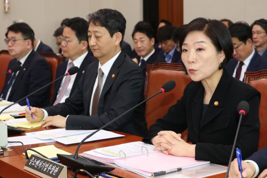 오영주 중소벤처기업부 장관이 9일 오전 서울 여의도 국회에서 열린 산업통상자원중소벤처기업위원회 전체회의에 출석해 미국 트럼프 2기 행정부의 상호 관세 조치와 관련한 의원 질의에 답하고 있다. 뉴스1