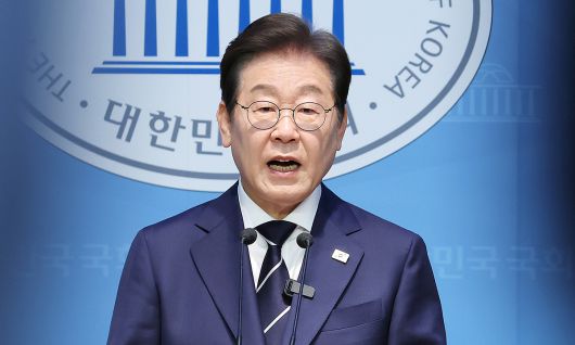 더불어민주당 대선 경선에 출마한 이재명 예비후보가 11일 서울 여의도 국회 소통관에서 집권 청사진 등을 소개하는 '비전 선포식 및 캠프 일정 발표'를 하고 있다. 연합뉴스