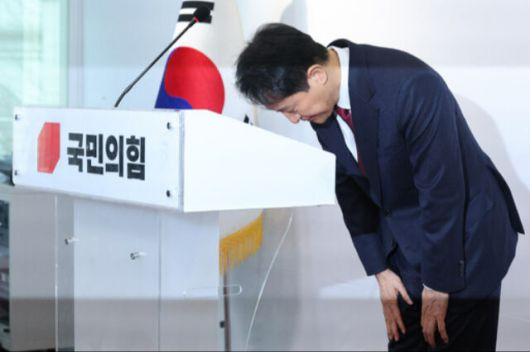 오세훈 서울시장이 12일 서울 여의도 국민의힘 당사에서 긴급 기자회견을 열고 대선 불출마 선언을 한 뒤 고개 숙여 인사하고 있다. 뉴스1