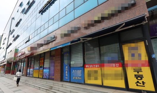 서울 시내의 한 상가 건물에 있는 공인중개사무소들. 부동산 거래 절벽과 시장 포화 속에 문을 닫거나 운영을 중단한 중개사무소들이 늘고 있다. 연합뉴스