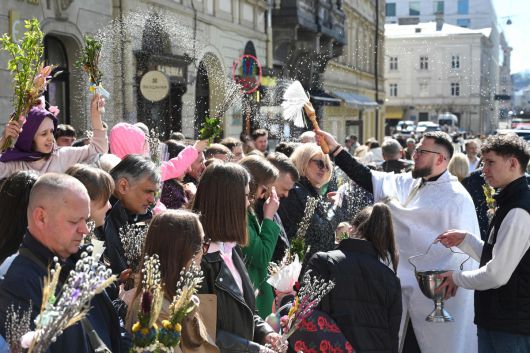 13일(현지시간) 러시아 탄도미사일 공격이 벌어진 우크라이나 북동부 수미주 거리에서 폭격을 맞기 전 우크라이나 주민들이 교회 사제들과 행사 중인 모습.  AFP연합뉴스