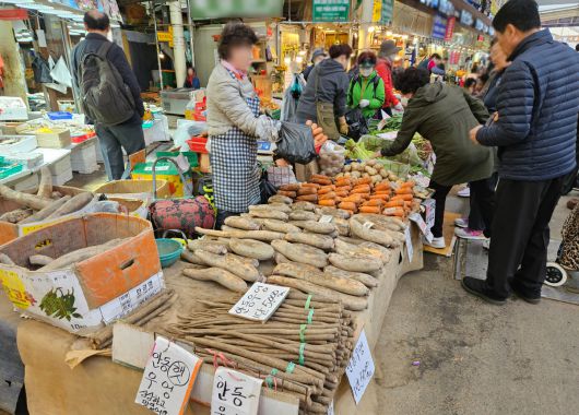 서울 동대문구 경동시장에서 손님들이 물건을 둘러보고 있다.
