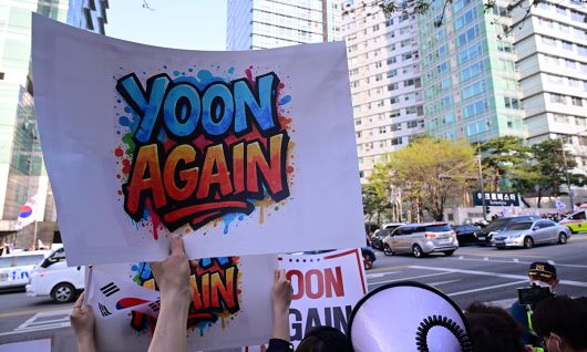 윤석열 전 대통령 지지자들이 지난 11일 서울 서초구 아크로비스타 사저 인근에서 구호를 외치고 있다. 공동취재사진