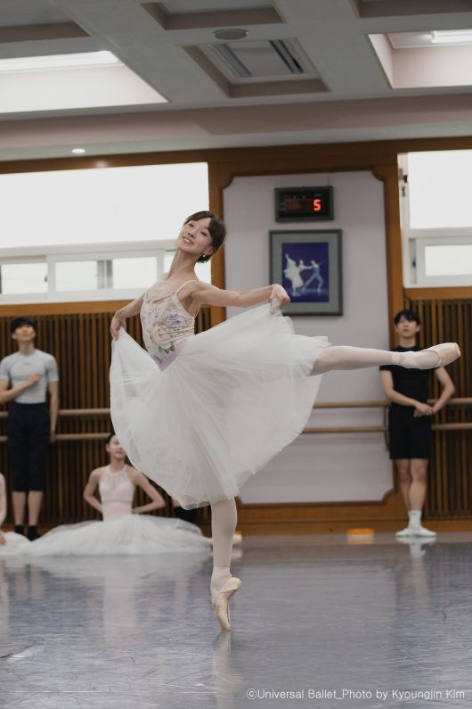 ‘지젤’ 연습에 한창인 전여진 무용수.  ⓒUniversal Ballet_Photo by Lyeowon Kim