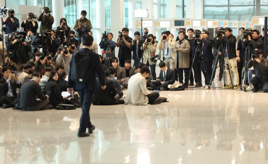 김동연 경기도지사가 9일 인천국제공항에서 대선 출마를 선언하기 위해 걸어가고 있다. 김동연 캠프 제공