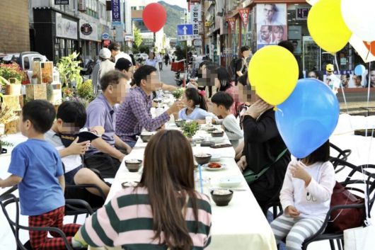 2018년 전북 전주시 충경로 '차 없는 사람의 거리' 행사에서 가족 단위 시민들이 드넓은 인도에 임시로 마련된 테이블에서 식사를 하고 있다. 전북환경운동연합 제공
