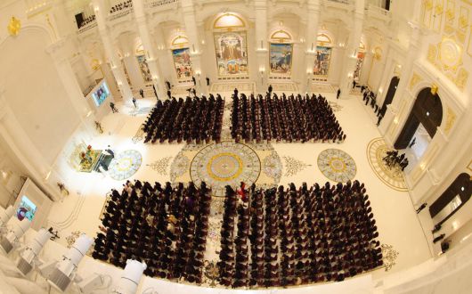 웅장한 위용 한학자 세계평화통일가정연합 총재가 참석한 가운데, 13일 경기 가평군에서 ‘천원궁 천일성전 입궁식’이 열리고 있다. 입궁식에는 세계 36개국 의회 의장단을 비롯해 정치, 종교 지도자와 가정연합 회원 등이 참석해 평화 세계의 새로운 랜드마크의 탄생을 축하했다. 가평=이제원 선임기자