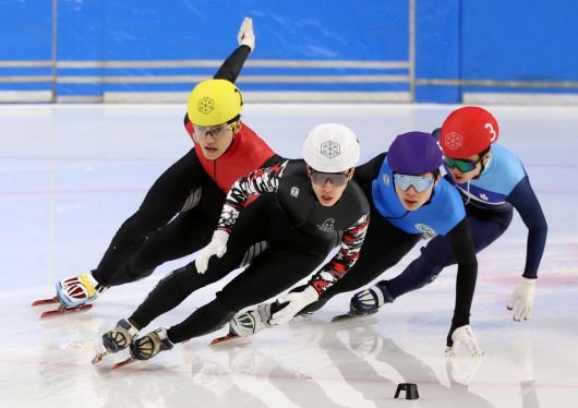 지난 7일 서울 양천구 목동아이스링크에서 열린 2025/26시즌 쇼트트랙 국가대표 1차 선발대회 남자 1500m 준준결승 1조, 박지원(흰, 서울시청)이 역주하고 있다. 뉴시스