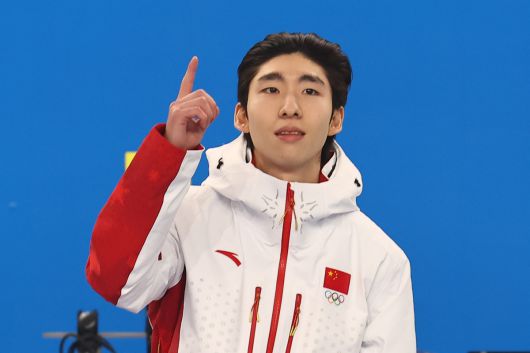 지난 2월 8일 중국 하얼빈 헤이룽장 빙상훈련센터 다목적홀에서 열린 하얼빈 동계아시안게임 쇼트트랙 남자 500m 시상식에서 금메달을 따낸 중국 린샤오쥔(한국명 임효준)이 시상대에 오르며 손가락으로 숫자 1을 만들어 보이고 있다. 연합뉴스