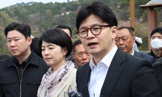 국민의힘 한동훈 전 대표가 지난 12일 가덕신도시공항 부지를 방문해 발언하고 있다. 국민먼저캠프 제공