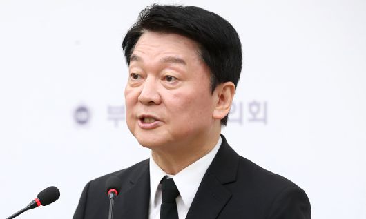 국민의힘 안철수 의원이 14일 부산 연제구 부산시의회 브리핑룸에서 기자회견을 열고 부산지역 공약을 발표하고 있다. 부산=뉴스1