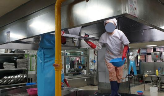 학교 급식실 노동자들이 청소를 하고 있는 모습. 공공운수노조 전국교육공무직본부 제공